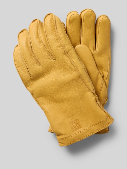 Productfoto, Handschoenen uit echt leer model 'Jon' van Hestra, geelbruin, met zichtbaar labeldetail, fijne textuur, heren handschoen