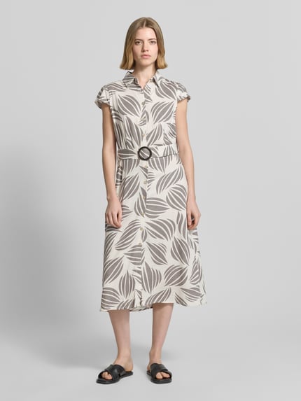 Vrouwenmodel draagt 'Midilkeid aus Viskose-Mix mit Leinen-Anteil' van Apricot, licht getailleerde fit, florale all-overprint, afneembare stoffen riem, kort mouwontwerp, overhemdkraag, doorknoopsluiting, viskosemix met linnenlook, ruglengte maat S 115 cm, borstwijdte 40 cm, mouwlengte 40 cm, kleuren: crème en taupe, gladde textuur. Vooraanzicht volledig lichaam.