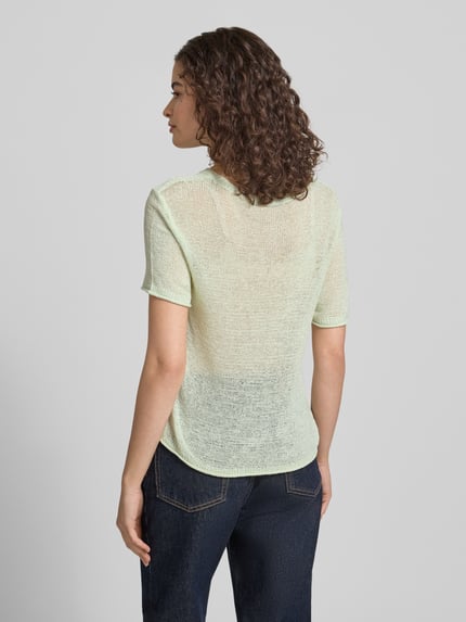 Frauenmodel trägt Regular Fit Strickpullover mit kurzen Ärmeln Modell 'SUNNY' von Only, Optik: Unifarben, Strick, Ganzkörperansicht Rückansicht.
