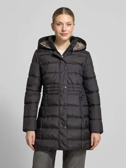 Frauenmodel trägt Steppmantel mit Kapuze Modell 'LT SEPTEMBER' von BETTY BARCLAY, unifarben, Struktur, Knöpfe, Reißverschlusstaschen, Ganzkörperansicht von vorne.