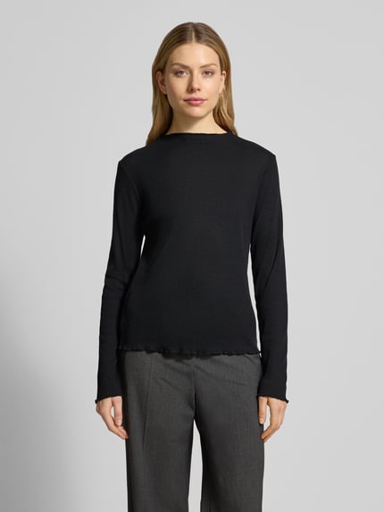 Vrouwenmodel draagt Slim Fit Langarmshirt mit Viskose-Anteil van s.Oliver RED LABEL, zwart, ribbrei, effen, lange mouw, frill afwerking, label stitching, hoge hals, strakke pasvorm, geheel vooraanzicht.