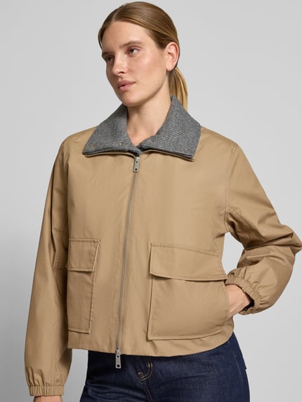 Vrouwenmodel draagt Regular fit dames jack van Samsøe Samsøe, Model 'Bianco', Materiaalmix met katoen, platte kraag, opgestikte zakken, zandkleurig, textuur glad, voorkant geheel zichtbaar, Nahaufnahme Oberkörper.