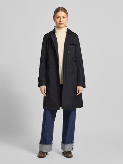 Frauenmodel trägt Regular Fit Mantel mit Umlegekragen von Fuchs Schmitt aus dunkelblauem Baumwoll-Mix, Doppelreiher, Stoffband, tailliert, Ganzkörperansicht von vorne.