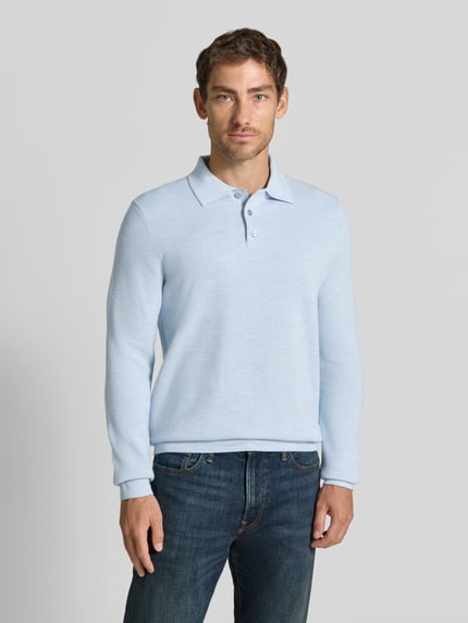 Männermodel trägt Regular Fit Poloshirt mit Woll-Anteil von Polo Ralph Lauren in Hellblau, glatte Struktur, Ganzkörperansicht von vorne.