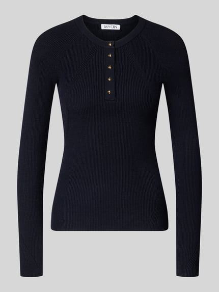 Produktfoto, Slim Fit Longsleeve aus Strick-Optik von MYON in Dunkelblau mit Rundhalsausschnitt und Knopfleiste, feine Rippstruktur.