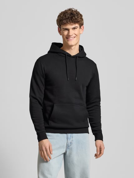 Männermodel trägt Regular Fit Hoodie aus Baumwoll-Mix Modell 'CERES' von Only & Sons, Optik: Unifarben, Kängurutasche, Kapuze, Langarm, Gerippt, Ganzkörperansicht von vorne.