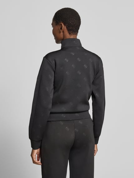 Männermodel trägt Sweatjacke mit Logo-Muster Modell 'CALISTA' von Guess Activewear, czarny, materiał z domieszką stretchu, krój regular fit, z kieszeniami, widok całej sylwetki z tyłu