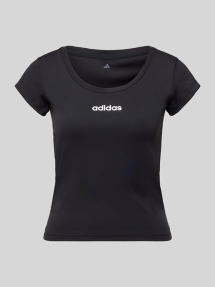 Produktfoto, Cropped T-Shirt mit Label-Print von adidas Sportswear in Schwarz, Slim Fit, gerippter Rundhalsausschnitt, Material-Mix mit Stretch-Anteil.