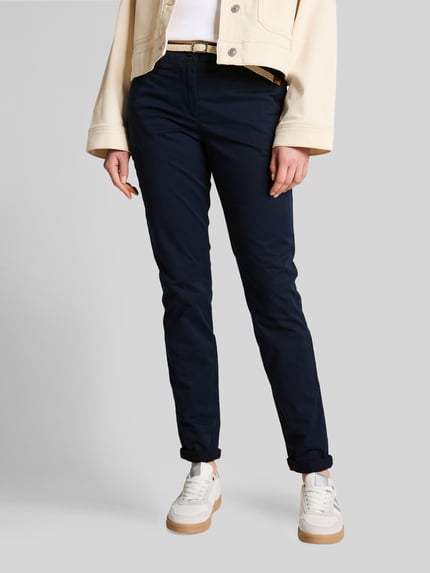 Frauenmodel trägt Slim Fit Chino aus Baumwoll-Mix von Tom Tailor, Optik: Unifarben, Damen Gürtel, Passform: Slim-Fit, Kontrast-Nähte, Knopf-Reißverschluss, Beinabschluss: Umschlag, Eingrifftaschen, Gesäßtaschen, Material: Baumwoll-Mix, Ganzkörperansicht von vorne.