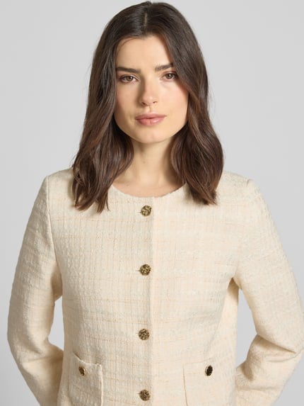 Modelka kobieca nosi Regular Fit Blazer in Bouclé-Optik od Christian Berg Woman Selection, mieszanka bawełny, okrągły dekolt, nakładane kieszenie, listwa guzikowa, kremowa faktura bouclé, szerokość w rozmiarze 36: 48 cm, długość tyłu 50 cm, długość rękawów 64 cm, ujęcie: zbliżenie na górną część ciała z przodu