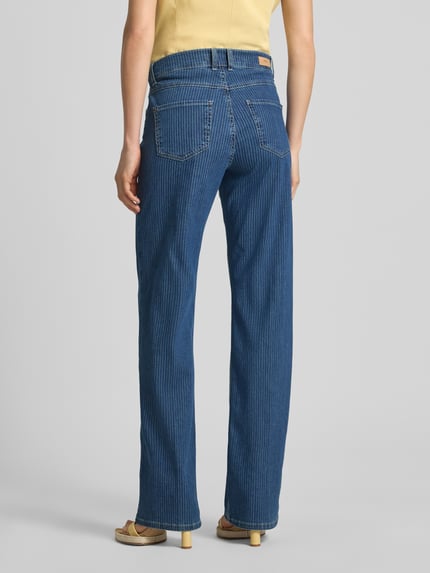 Frauenmodel trägt Jeans mit Gesäßtaschen Modell 'Lara' von Angels in Blau aus Baumwoll-Mix mit Stretch-Anteil, Straight Fit, Ganzkörperansicht Rückansicht. Bundweite bei Größe 36/30: 39 cm, Innenbeinlänge bei Größe 36/30: 80 cm.