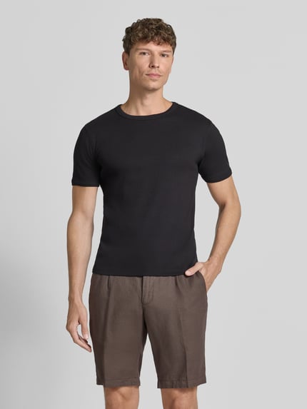 Männermodel trägt T-Shirt in Ripp-Optik mit Rundhalsausschnitt von Jake*s aus Baumwoll-Elasthan-Mix, Slim-Fit, schwarze Farbe, Ganzkörperansicht von vorne. Rückenlänge bei Größe M: 56 cm.