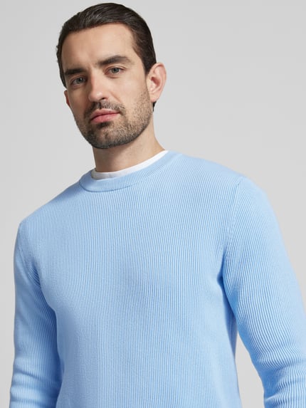 Männermodel trägt Relaxed Fit Strickpullover mit Rundhalsausschnitt von Lindbergh in Hellblau, Baumwoll-Mix, Ripp-Optik, Nahaufnahme Oberkörper.