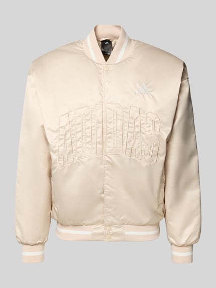 Produktfoto, Regular Fit Bomberjacke mit Stehkragen von adidas Sportswear in Beige mit Logo-Stitching, Druckknopfverschluss, glatte Textur