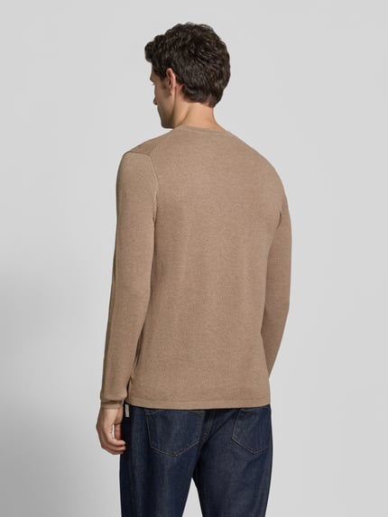 Männermodel trägt Slim Fit gebreide pullover van puur katoen Model 'DIAMOND' van DRYKORN in beige, elastische boordjes, ruglengte maat M 67 cm, mouwlengte maat M 66 cm, Ganzkörperansicht Rückansicht.