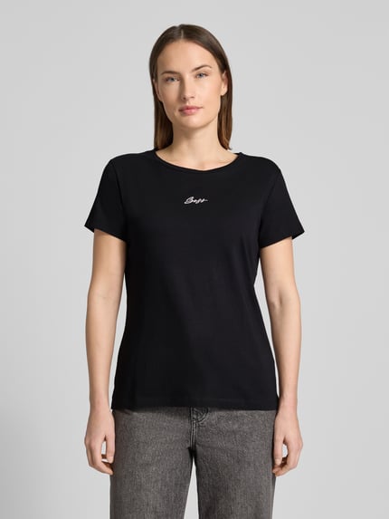 Vrouwenmodel draagt Regular Fit T-Shirt uit pure katoen model 'C_ELOVE_EMBRO' van BOSS Orange, effen zwart jersey met label stitching, ronde hals, korte mouwen, vooraanzicht bovenlichaam