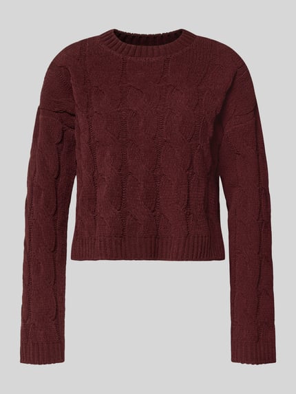 Produktfoto, Regular Fit Strickpullover mit Zopfmuster Modell 'ELLY' von Only, unifarben, cropped Länge, strukturierte Strickoptik.