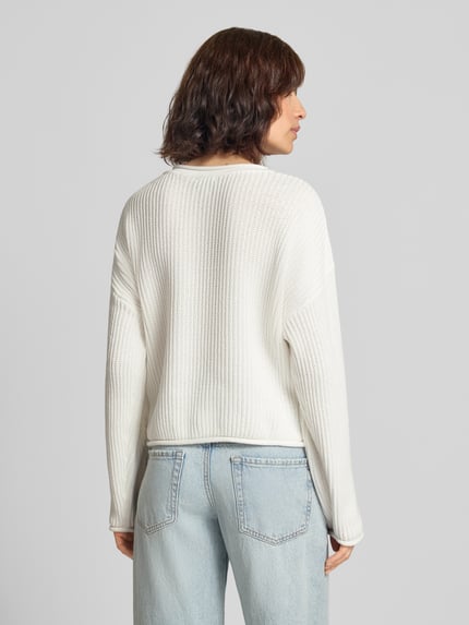 Frauenmodel trägt Strickpullover mit überschnittenen Schultern von GAP in Weiß, Grobstrick, reine Baumwolle, Regular Fit, Ganzkörperansicht Rückansicht.