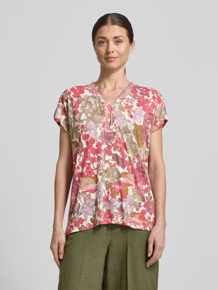 Frauenmodel trägt Regular Fit T-Shirt aus Viskose-Mix Modell 'Felicity' von Soyaconcept mit floralem Allover-Print, V-Ausschnitt, Ganzkörperansicht von vorne.