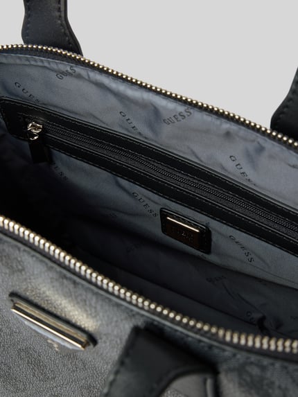Productfoto, Tote Bag met labeldetail model 'FOLLIE' van Guess, zwartgrijze structuur, hoofvak met ritssluiting, binnenvak met rits, draagbanden, afneembare schouderband, breedte 35 cm, lengte 23 cm, diepte 11 cm, schouderbandlengte 104 cm.