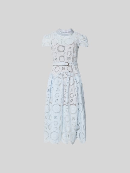 Productfoto, Midikleid aus floraler Spitze van Self-Portrait, lichtblauw kant, getailleerde pasvorm, opstaande kraag, met korte mouwen, onderjurk, totale lengte maat S 118 cm, borstwijdte 38 cm, mouwlengte 13 cm, taillewijdte 36 cm