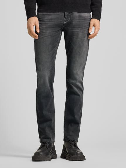 Mannenmodel draagt Regular Fit Jeans aus Baumwoll-Mix Modell 'NIGHTFLIGHT' van PME Legend in melange-look, 5-pocket, frontale volledige lichaamsaanzicht.