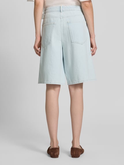 Vrouwenmodel draagt Bermudas in Denim-Optik mit Perlen van Jake*s Casual, lichtblauw, relaxed fit, zuiver katoen, vijfzakmodel, achteraanzicht volledig lichaam