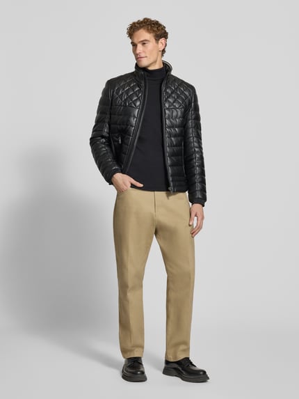Männermodel trägt schwarze Regular Fit Jacke in Stepp-Optik von Christian Berg Men, Reißverschluss, Stehkragen, Ganzkörperansicht von vorne.