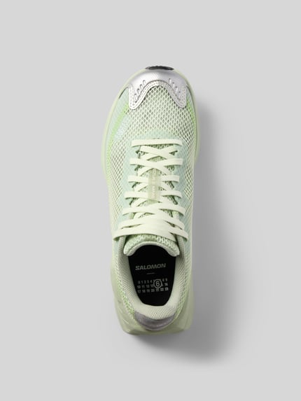Produktfoto, Sneakersy mit Schnürverschluss von MM6 Maison Margiela, zaokrąglony kształt, nadruk z logo, fakturowana podeszwa, wiązanie