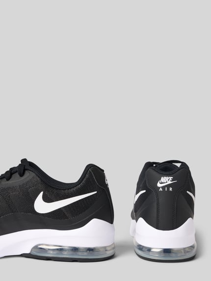 Produktfoto, Sneaker mit Logo-Print Modell 'Air Max Invigor' van Nike, zwarte kleur, witte zool, heren, afgeronde pasvorm, vetersluiting, hakhoogte bij maat 9,5: 4 cm, schachthoogte: 7 cm, schachtbreedte: 6 cm, logoprint, productfoto.