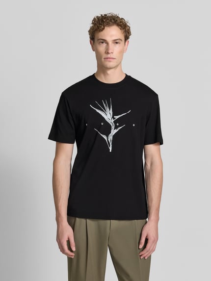 Männermodel trägt schwarzes Relaxed Fit T-Shirt aus reiner Baumwolle Modell 'DARISE' von HUGO, Herren T-Shirt, Ganzkörperansicht von vorne.