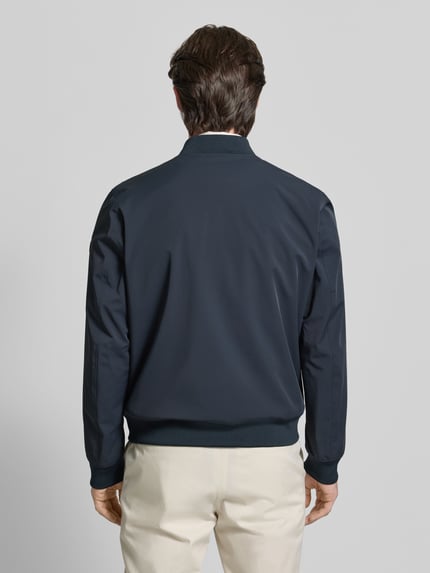 Männermodel trägt Regular Fit Jacke mit Stehkragen Modell 'Carlos' von JOOP! Collection in Dunkelblau, Rückenansicht, Ganzkörperansicht Rückansicht