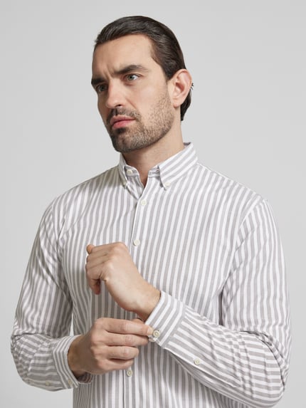 Männermodel trägt Relaxed Fit Freizeithemd mit Button-Down-Kragen von Lindbergh, Material-Mix mit Stretch-Anteil, Streifenmuster, Nahaufnahme Oberkörper.