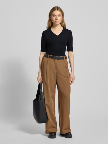 Frauenmodel trägt T-Shirt mit V-Ausschnitt Modell 'JUDY' von Lauren Ralph Lauren, Schwarz, Regular Fit, Baumwoll-Elasthan, Ganzkörperansicht von vorne