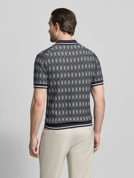 Männermodel trägt Regular Fit Poloshirt im Allover-Look von Jack & Jones Premium, reine Baumwolle, Polokragen, Ganzkörperansicht Rückansicht.