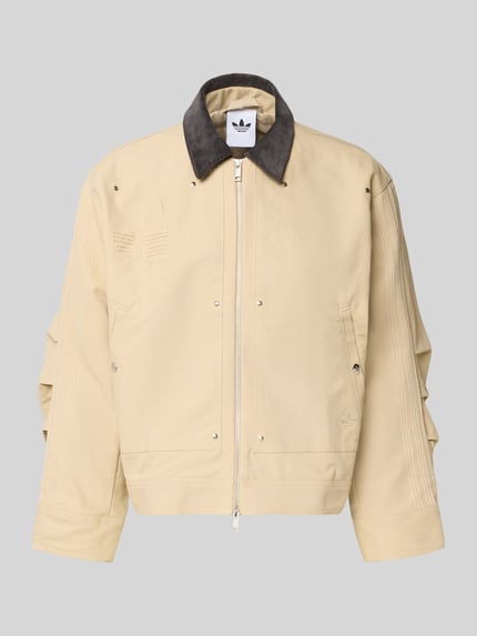 Produktfoto, Regular Fit Jeansjacke aus reiner Baumwolle von adidas Originals in Beige, Umlegekragen in Dunkelgrau, Zweiwege-Reißverschluss, Logo-Detail, sichtbare Nähte, lange Ärmel mit Manschetten, seitliche Eingrifftaschen, Denim-Textur