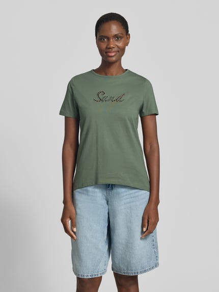 Kobieta modelka nosi damski t-shirt Regular Fit T-Shirt aus reiner Baumwolle Modell 'MIRANDA' od Vero Moda, efekt: jednolity kolor, haft angielski, okrągły dekolt, krótki rękaw, dżersej, czysta bawełna, widok całej sylwetki z przodu.