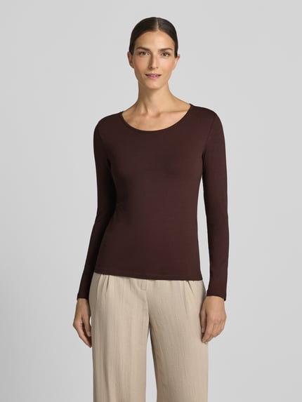 Frauenmodel trägt Longsleeve mit Rundhalsausschnitt Modell 'Mi44laa' von ZABAIONE, braun, Baumwoll-Mix mit Stretch, Ganzkörperansicht von vorne.