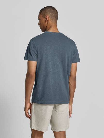 Männermodel trägt Regular Fit T-Shirt mit V-Ausschnitt von Lerros aus Reine Baumwolle mit Brusttasche und Logo-Stitching, Ganzkörperansicht Rückansicht.