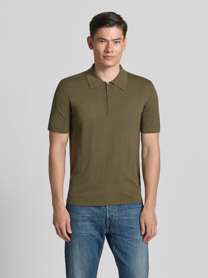 Mannenmodel draagt Regular Fit poloshirt met korte ritssluiting model 'ORBIT' van Tiger Of Sweden, puur katoen, polokraag, ruglengte maat M 68 cm, regular fit, frontale volledige lichaamsopname.