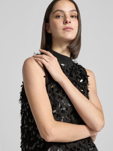 Frauenmodel trägt Top mit Pailletten Modell 'GIOIOSA' von Marella in Schwarz, strukturierte Oberfläche, Nahaufnahme Oberkörper, Regular Fit.