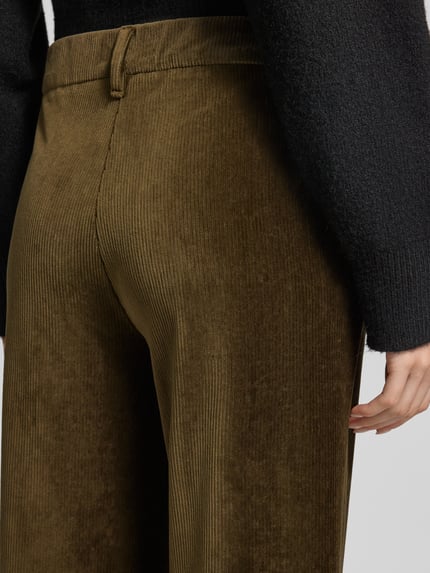 Frauenmodel trägt Regular Fit Cordhose mit Bundfalten Modell 'MAINE' von BRAX, unifarben, strukturierter Cord, Gesäßtaschen, Nahaufnahme Rückansicht