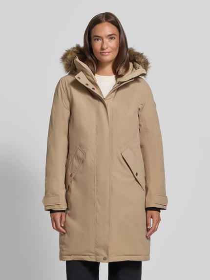 Kobiece modelka nosi Regular Fit Parka mit Kunstfellbesatz Modell 'ERNA' od Didriksons; beżowy kolor, gładka tekstura, kaptur, Thermore wypełnienie, wodoodporność 10 000 mm, długość tyłu w rozmiarze 36: 93 cm, szerokość ramion w rozmiarze 36: 42 cm, szerokość klatki piersiowej w rozmiarze 36: 51 cm, długość rękawa w rozmiarze 36: 66 cm, widok całościowy z przodu