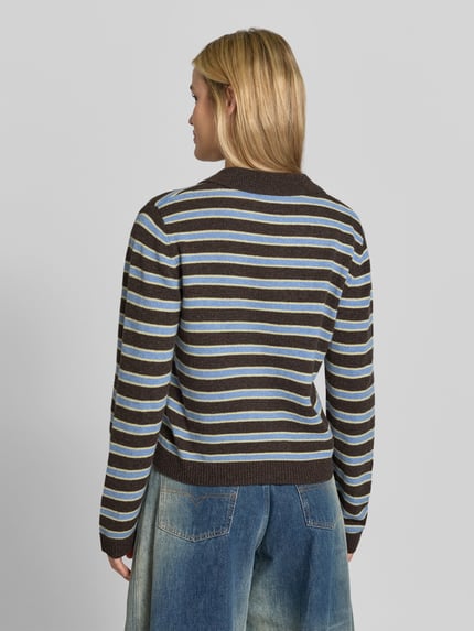 Vrouwenmodel draagt Regular Fit poloshirt uit zuiver wol van BAUM & PFERDGARTEN, tricotlook, polokraag, met lange mouwen, ruglengte maat S 51 cm, rugaanzicht.