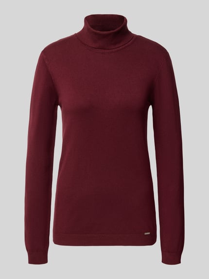 Produktfoto, Rollkragenpullover mit Label-Detail von MORE & MORE in Bordeaux, glatter Viskose-Mix, Slim Fit, Strickstruktur, neutraler Hintergrund