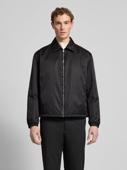 Mannenmodel draagt Regular Fit Blouson met logo-patroon model 'H-CRESTELL' van BOSS, zwart, lange mouwen, vooraanzicht, allover motief