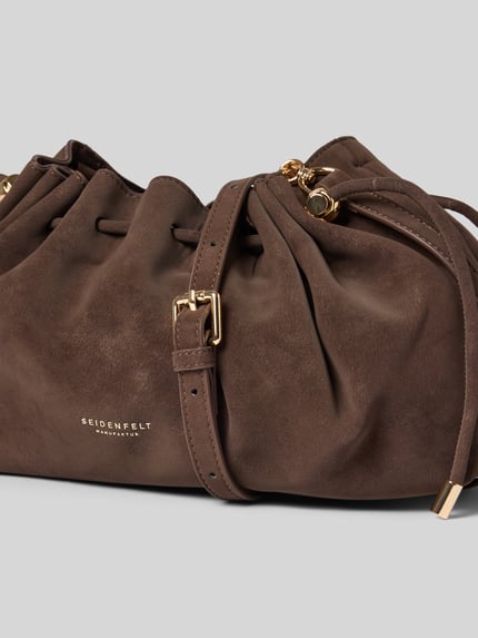 Produktfoto, Shoulder Bag aus Leder-Optik Modell 'Rena' von Seidenfelt in bruin met goudkleurige details, hoofvak met ritssluiting, smalle schouderband, breedte 30 cm, lengte 20 cm, diepte 10 cm, schouderbandlengte 115 cm