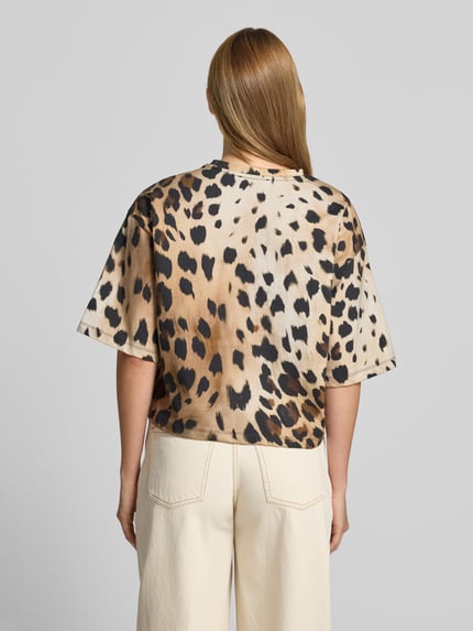 Frauenmodel trägt Cropped Boxy Fit T-Shirt mit Stitching von Smith and Soul, Allover-Look in Beige und Braun, Reine Baumwolle, Rundhalsausschnitt, Rückenlänge bei Größe S 50 cm, Ganzkörperansicht Rückansicht.