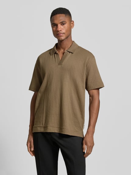 Männermodel trägt Relaxed Fit Poloshirt aus reiner Baumwolle von Marc O'Polo in Braun, unifarben, strukturierte Webstruktur, Nahaufnahme Oberkörper.