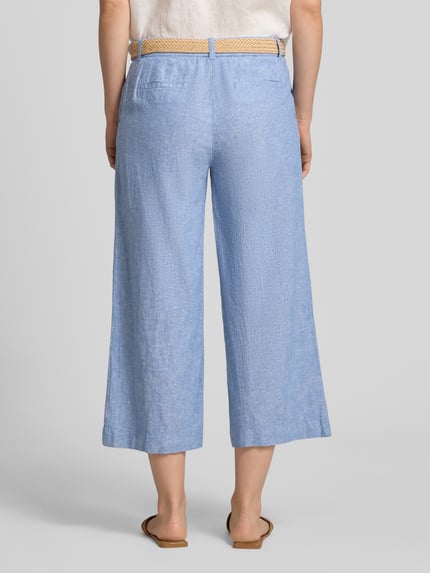 Frauenmodel trägt Culotte aus Leinen-Mix mit Gürtel von Christian Berg Woman, hellblau, Leinen-Baumwoll-Anteil, Gesäßleistentaschen, Ganzkörperansicht Rückansicht.
